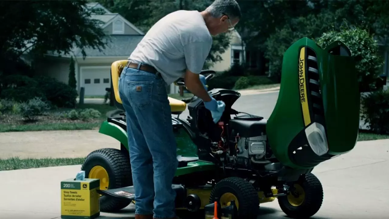 How Much Oil Does a Riding Lawn Mower Take? 2