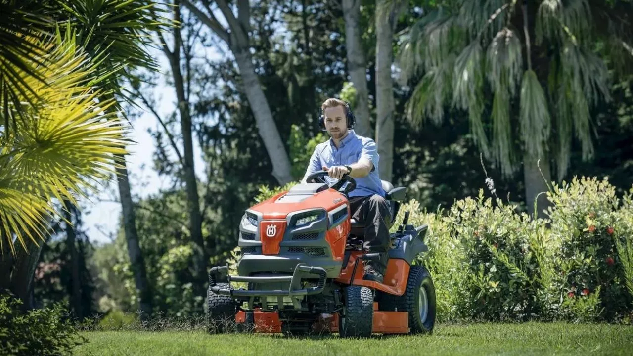 How Much Oil in Husqvarna Riding Lawn Mower? 2