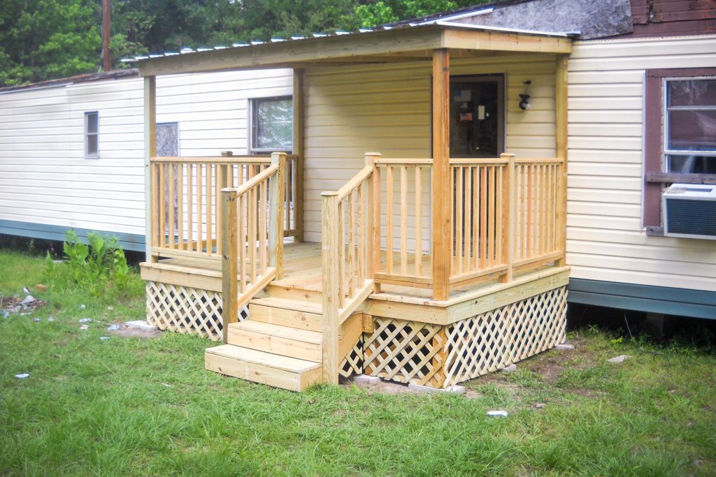 23 Stunning Mobile Home Deck and Proches Ideas You Need to See! 31 23 Stunning Mobile Home Deck and Proches Ideas You Need to See! 31