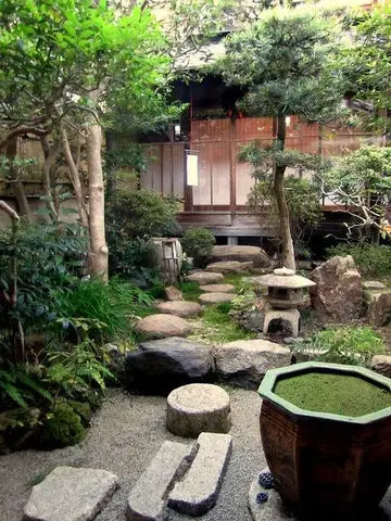 19 Small Courtyard Ideas to Transform Your Outdoor Space 9 19 Small Courtyard Ideas to Transform Your Outdoor Space 8