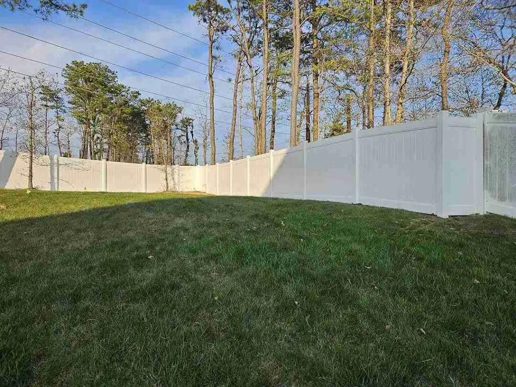 19 Privacy Fence Ideas to Enhance Your Outdoor Space 3