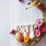 17 Creative DIY Easter Egg Wreath Ideas 8