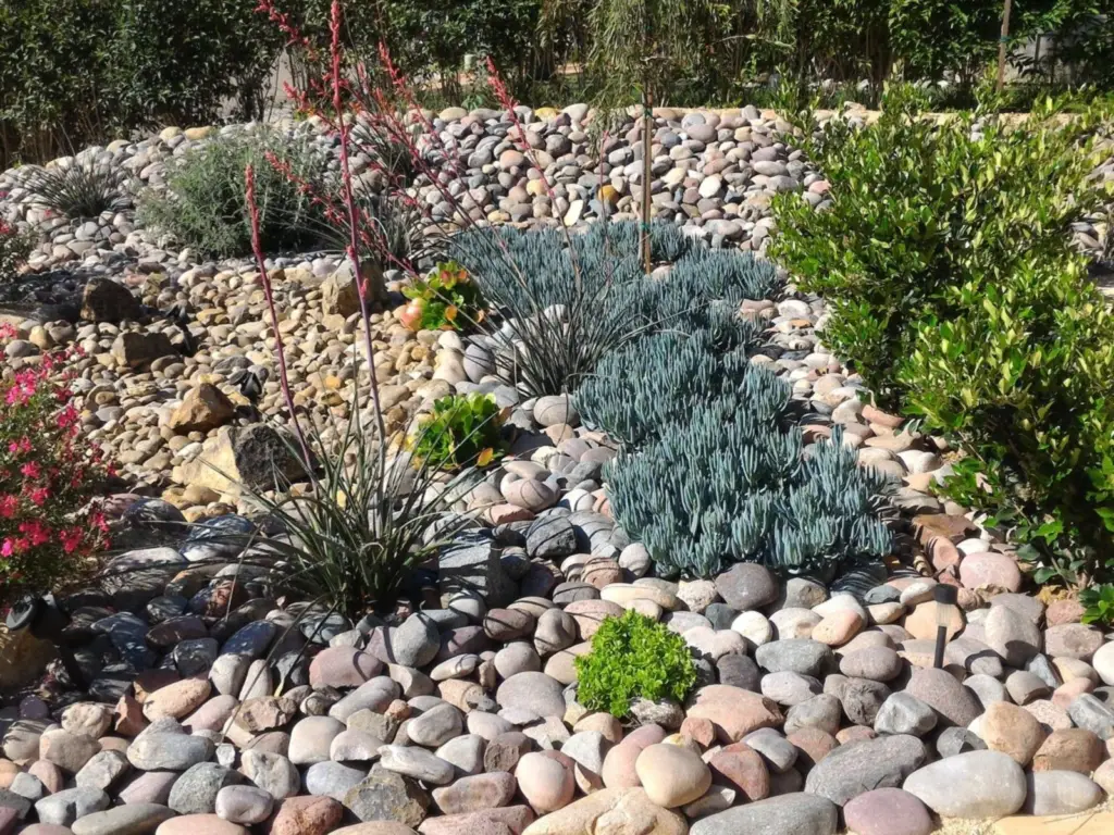 21 Creative Pea Gravel Landscaping Ideas for Your Outdoor Space 3 21 Creative Pea Gravel Landscaping Ideas for Your Outdoor Space 3
