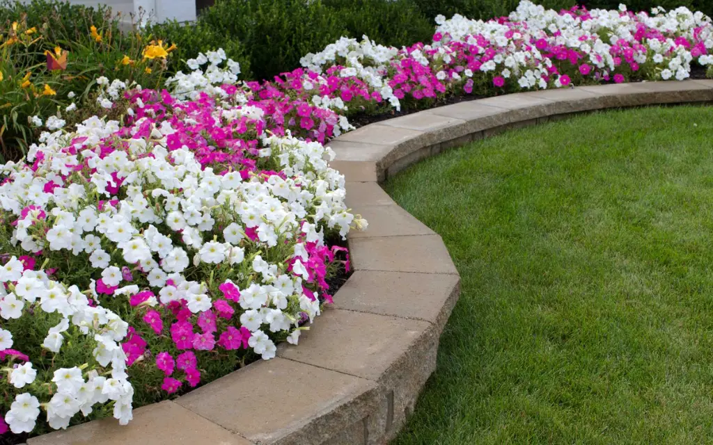 27 Creative Small Retaining Wall Ideas for Your Garden 16 27 Creative Small Retaining Wall Ideas for Your Garden 11