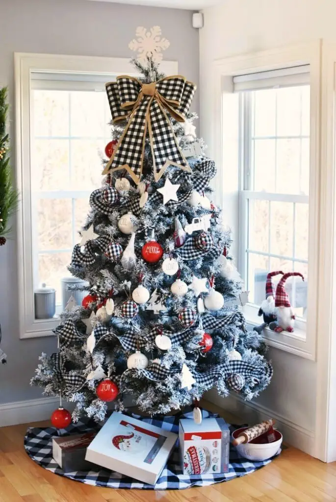 29+ Charming Farmhouse Christmas Tree Ideas to Inspire Your Holiday Decor 10 29+ Charming Farmhouse Christmas Tree Ideas to Inspire Your Holiday Decor 10