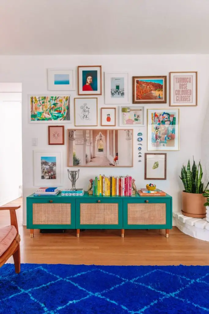 41+ Inspiring Gallery Wall Ideas for Your Living Room 13 41+ Inspiring Gallery Wall Ideas for Your Living Room 11