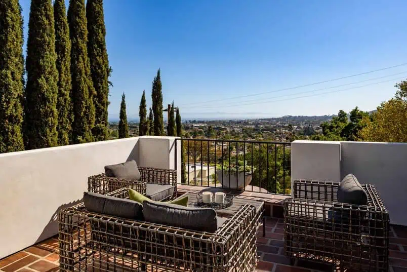 27+ Mediterranean Balcony Ideas 6
