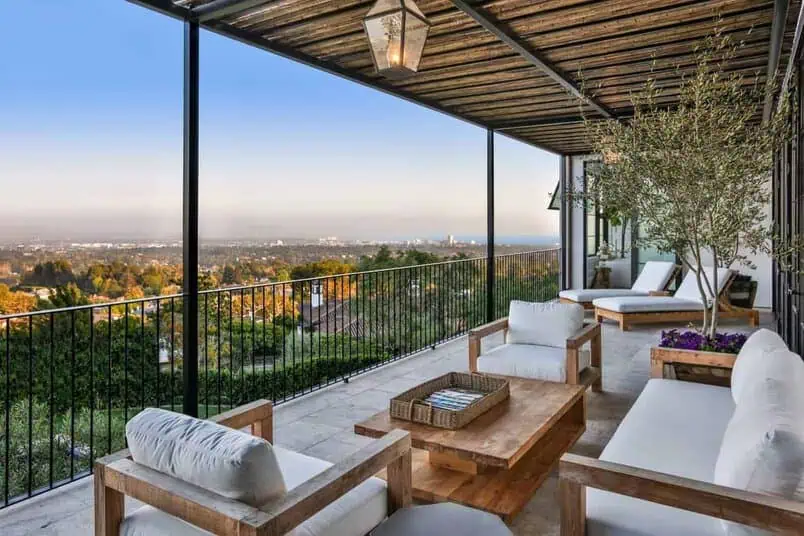 27+ Mediterranean Balcony Ideas 7