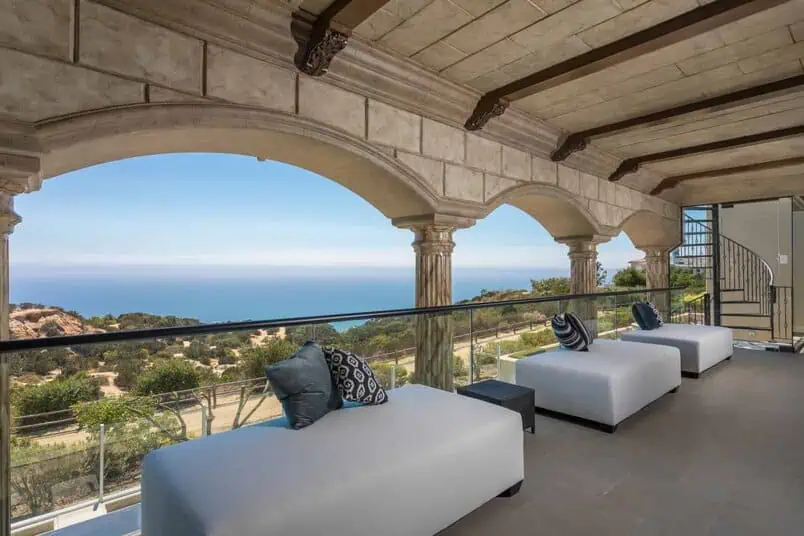 27+ Mediterranean Balcony Ideas 10