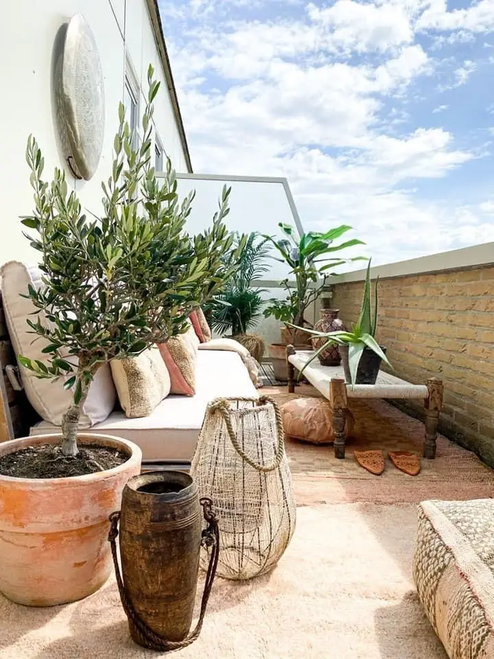 27+ Mediterranean Balcony Ideas 14