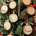 29+ Adorable Log Cabin Christmas Decor Ideas for a Cozy Holiday Season 6