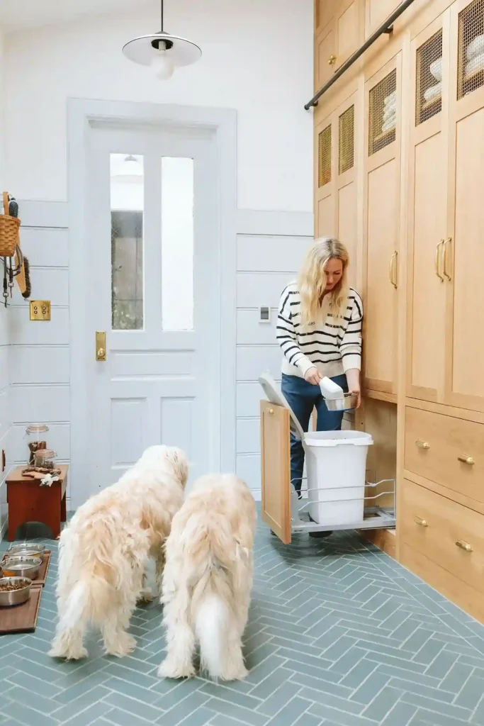 29+ Creative Pet-Friendly Mudroom Ideas You'll Love 14 29+ Creative Pet-Friendly Mudroom Ideas You'll Love 11