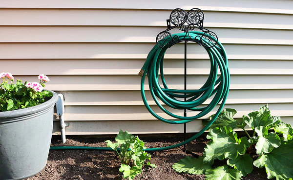 15 Stylish and Functional Garden Hose Hangers You Need in Your Yard 1