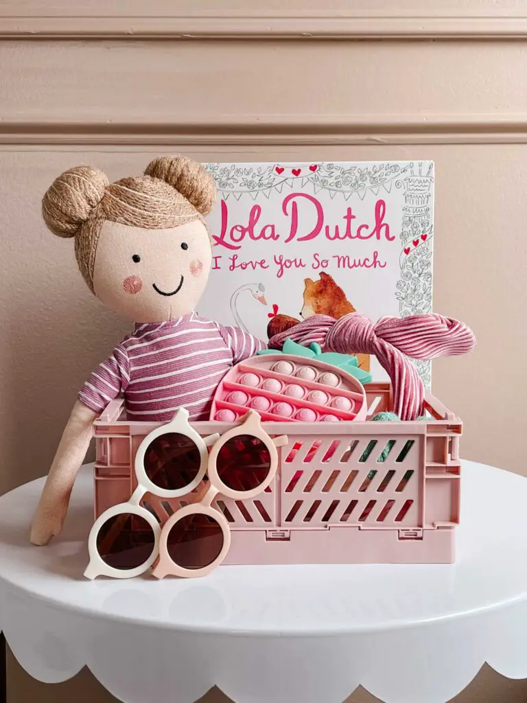 23+ Creative Valentine's Day Basket Ideas 15 23+ Creative Valentine's Day Basket Ideas 4