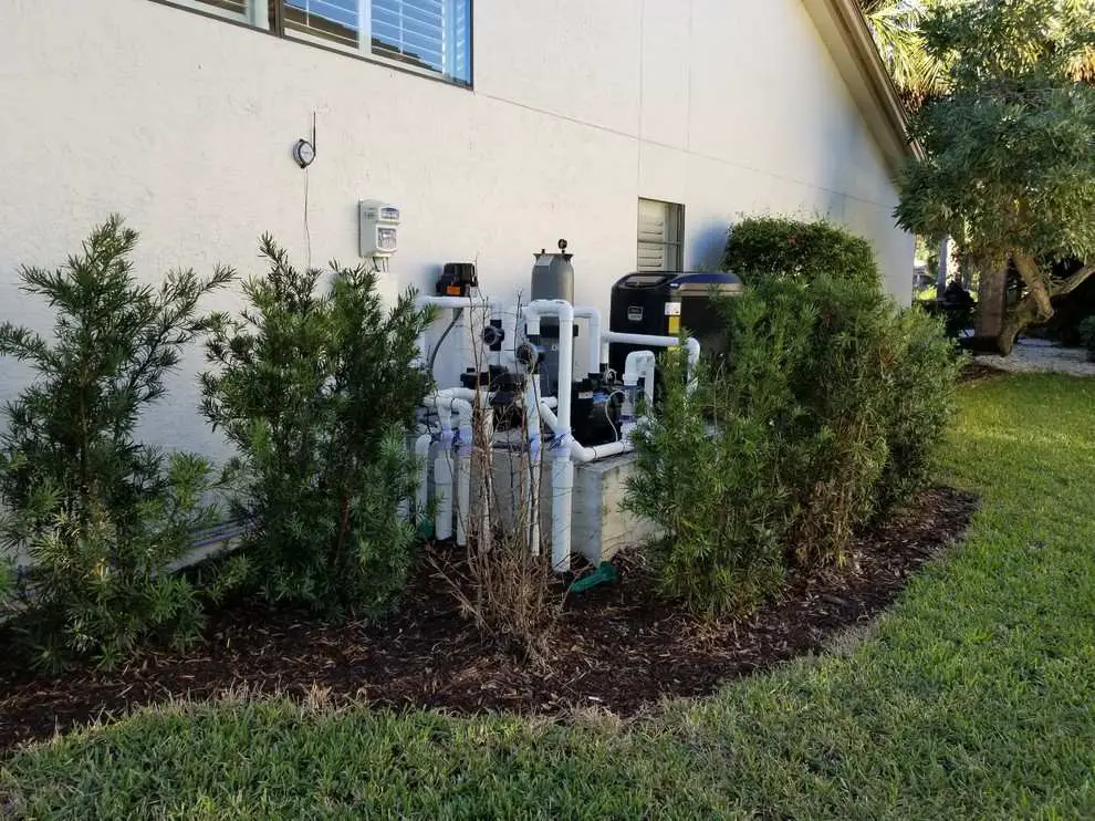 15 Ways to Hide Pool Equipment in the Backyard 6