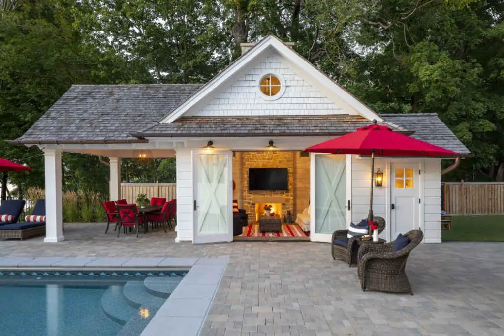 15 Ways to Hide Pool Equipment in the Backyard 12