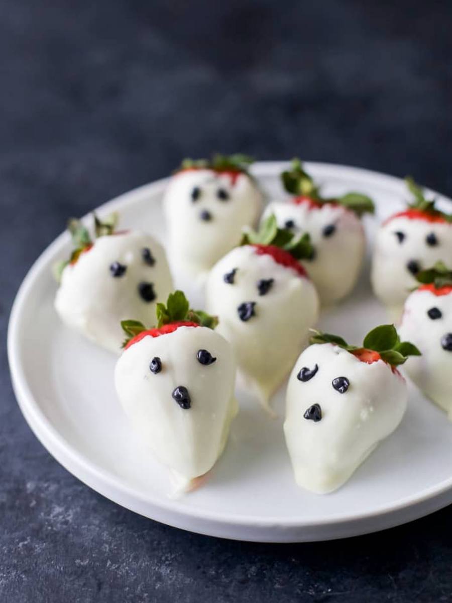 27 Halloween Treats for Kids and Adults That Everyone Will Love 11 Strawberries covered with white chocolate and decorated as ghosts
