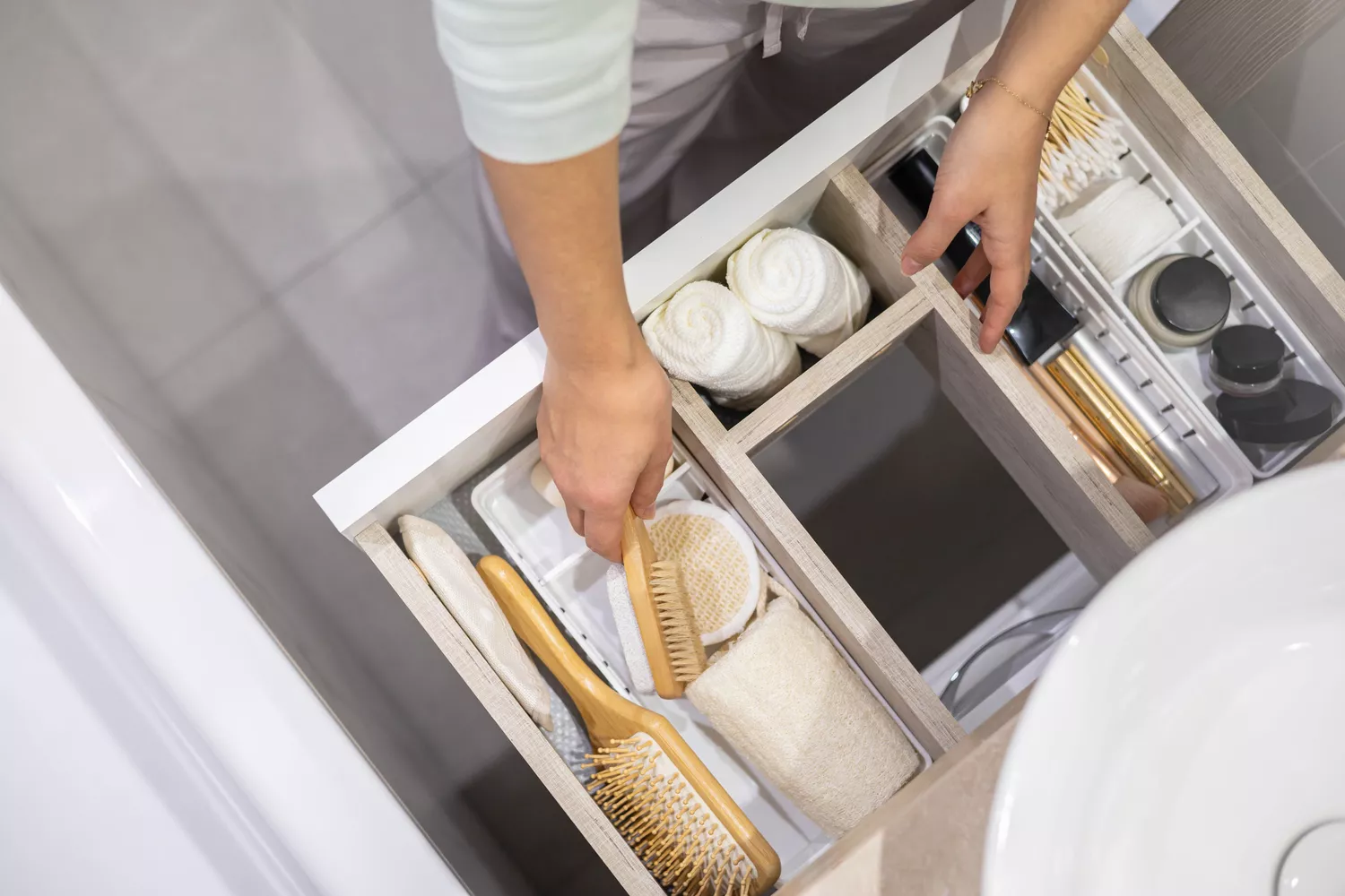 29+ Bathroom Towel Storage Ideas for a Clean and Organized Space 6 Segmented Vanity Drawer Dividers