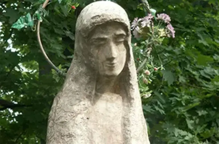 25 DIY Garden Art Sculptures to Add Personality to Your Yard 9 Classic Stone Statue