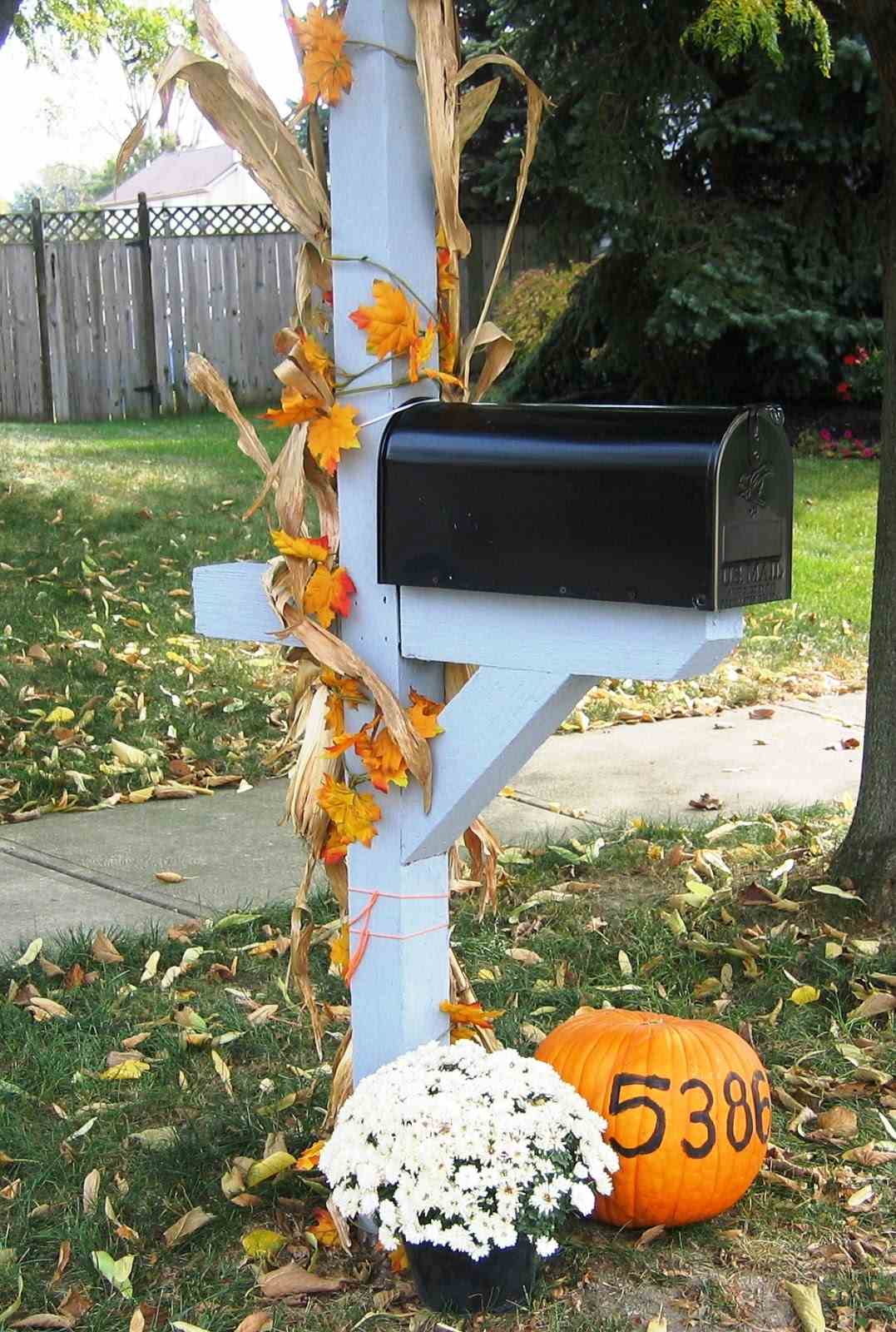 23 Fall Mailbox Decorating Ideas to Give Your Curb a Seasonal Touch 1
