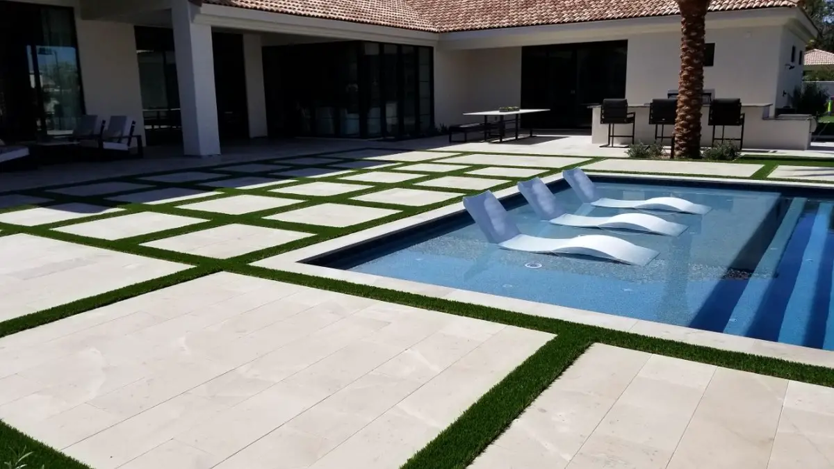 17+ Turf and Paver Ideas for a Stunning Modern Backyard 2 Grid Pool Deck Layout