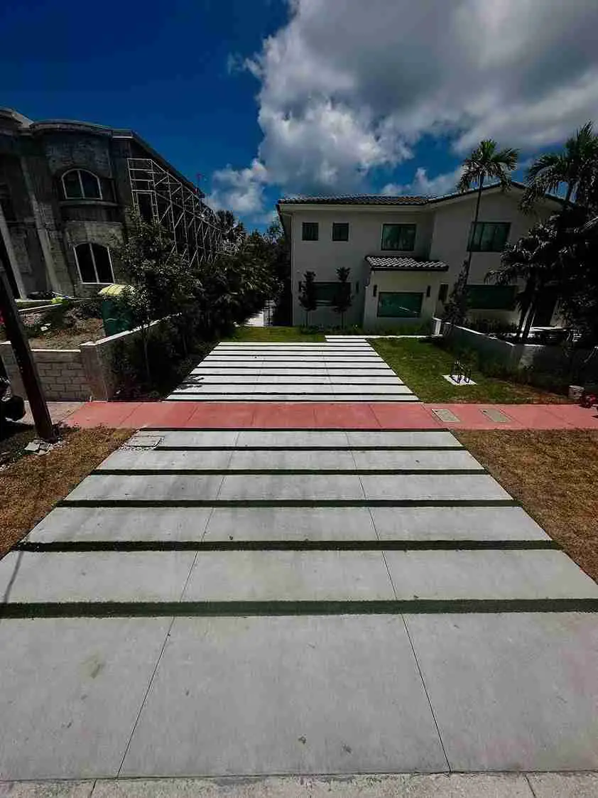 17+ Turf and Paver Ideas for a Stunning Modern Backyard 3 Horizontal Strip Driveway