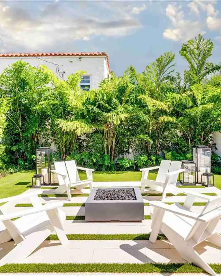 17+ Turf and Paver Ideas for a Stunning Modern Backyard 6 Fire Pit Lounge Area