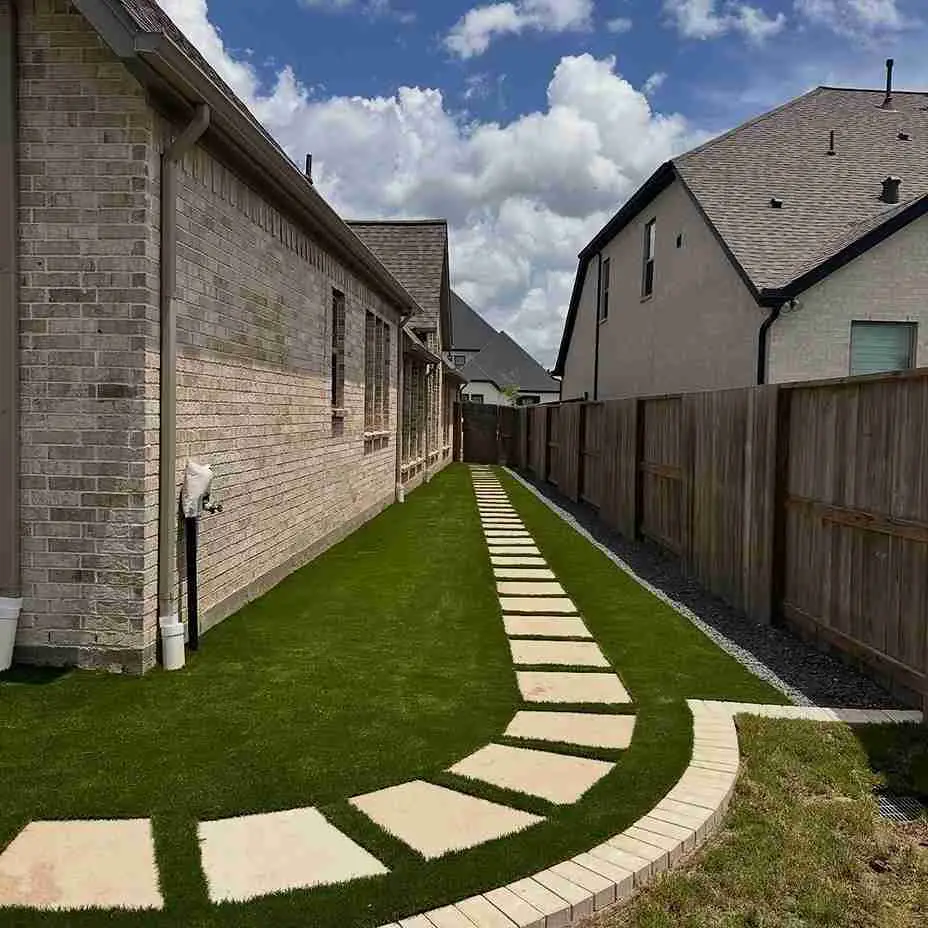 17+ Turf and Paver Ideas for a Stunning Modern Backyard 7 Curved Side Yard Pathway