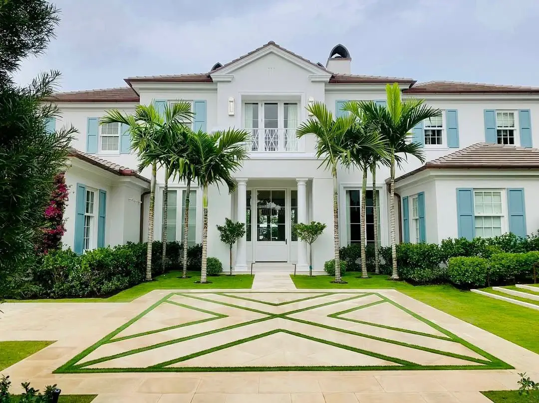 17+ Turf and Paver Ideas for a Stunning Modern Backyard 9 Geometric Driveway Courtyard