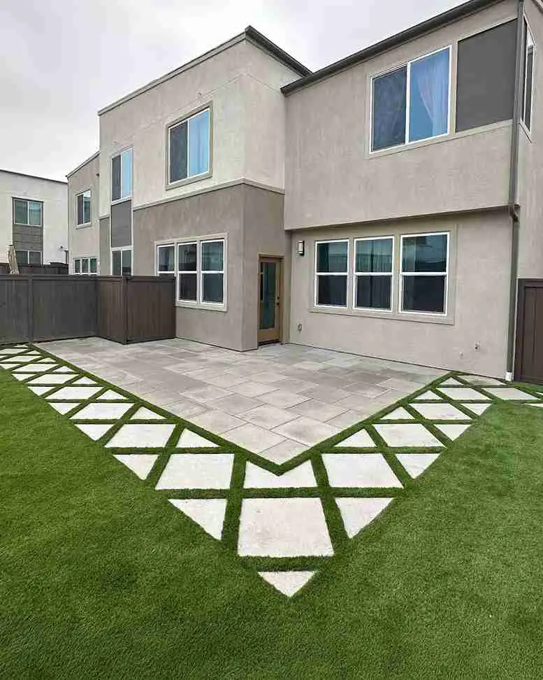 17+ Turf and Paver Ideas for a Stunning Modern Backyard 10 Diamond Lawn Border
