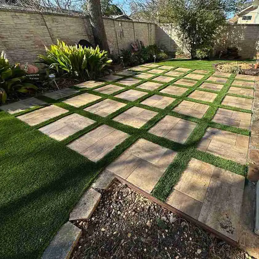 17+ Turf and Paver Ideas for a Stunning Modern Backyard 18 Earth Tone Courtyard Grid