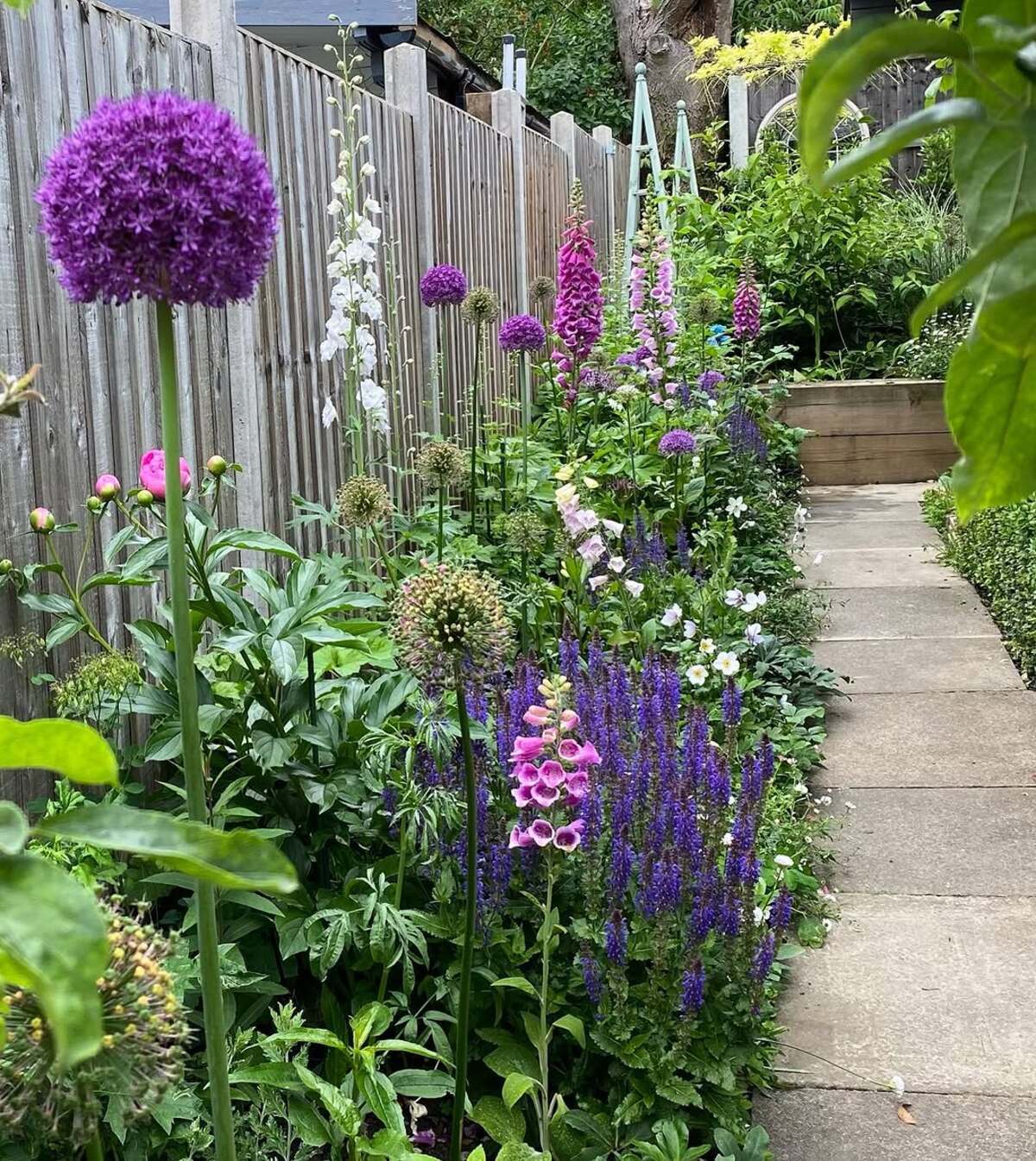 Cottage Style Walkway Bed