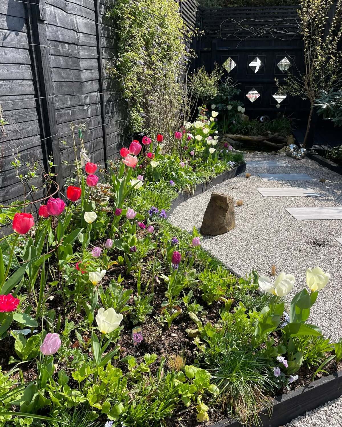 25 Raised Flower Bed Ideas for Along the Fence That Look Beautiful 1