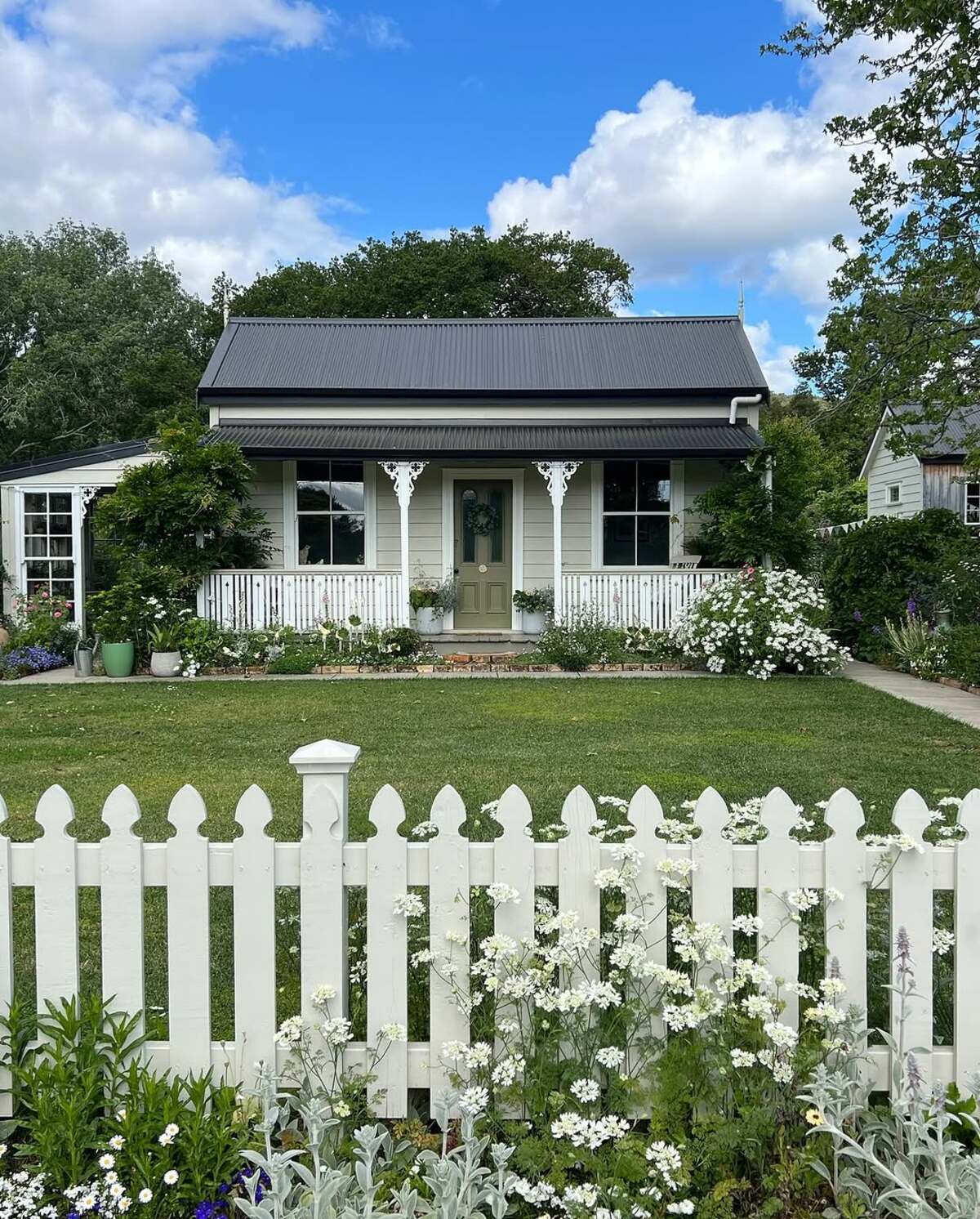 Country Home Picket Border