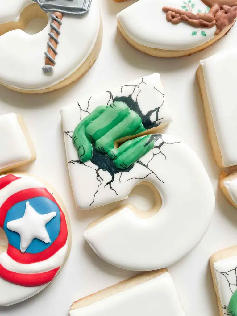65+ Superhero-Themed Cookies for an Action-Packed Party 2 65+ Superhero-Themed Cookies for an Action-Packed Party 2