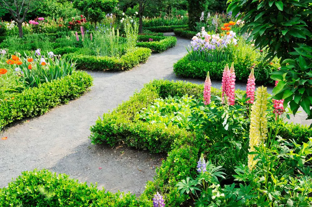 Formal Parterre Garden with Boxwood Hedges