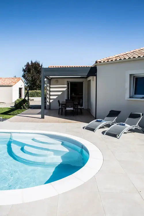 Oval Plunge Pool with Curved Entry Steps
