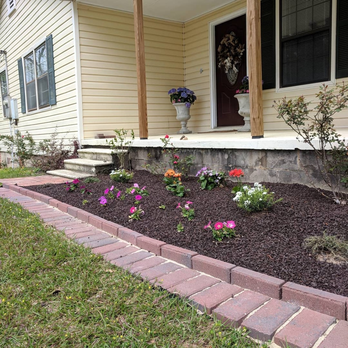 29 Brick Landscaping Ideas to Give Your Yard Timeless Charm 2 Brick Edging Flower Bed