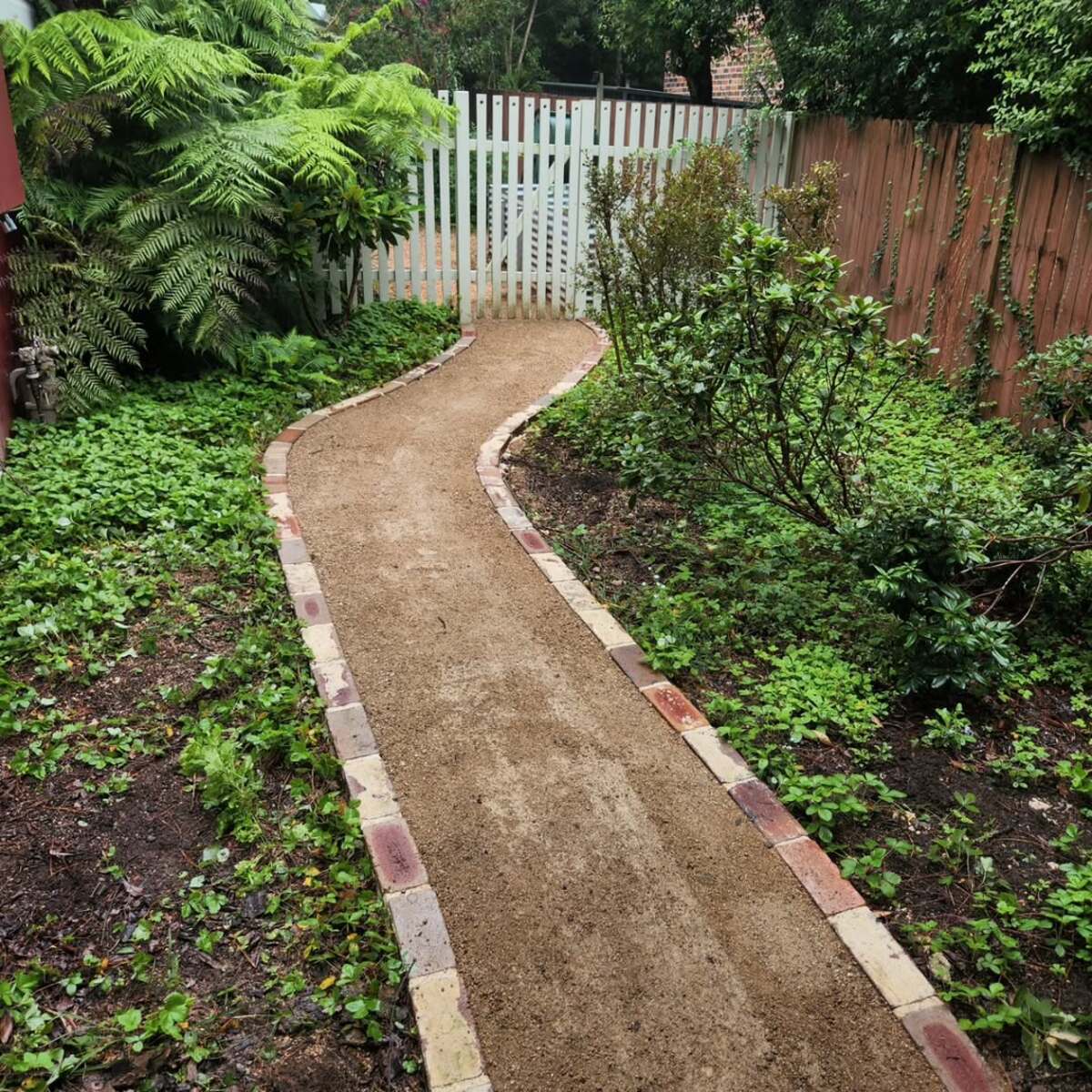 29 Brick Landscaping Ideas to Give Your Yard Timeless Charm 6 Dirt Path Brick Frame