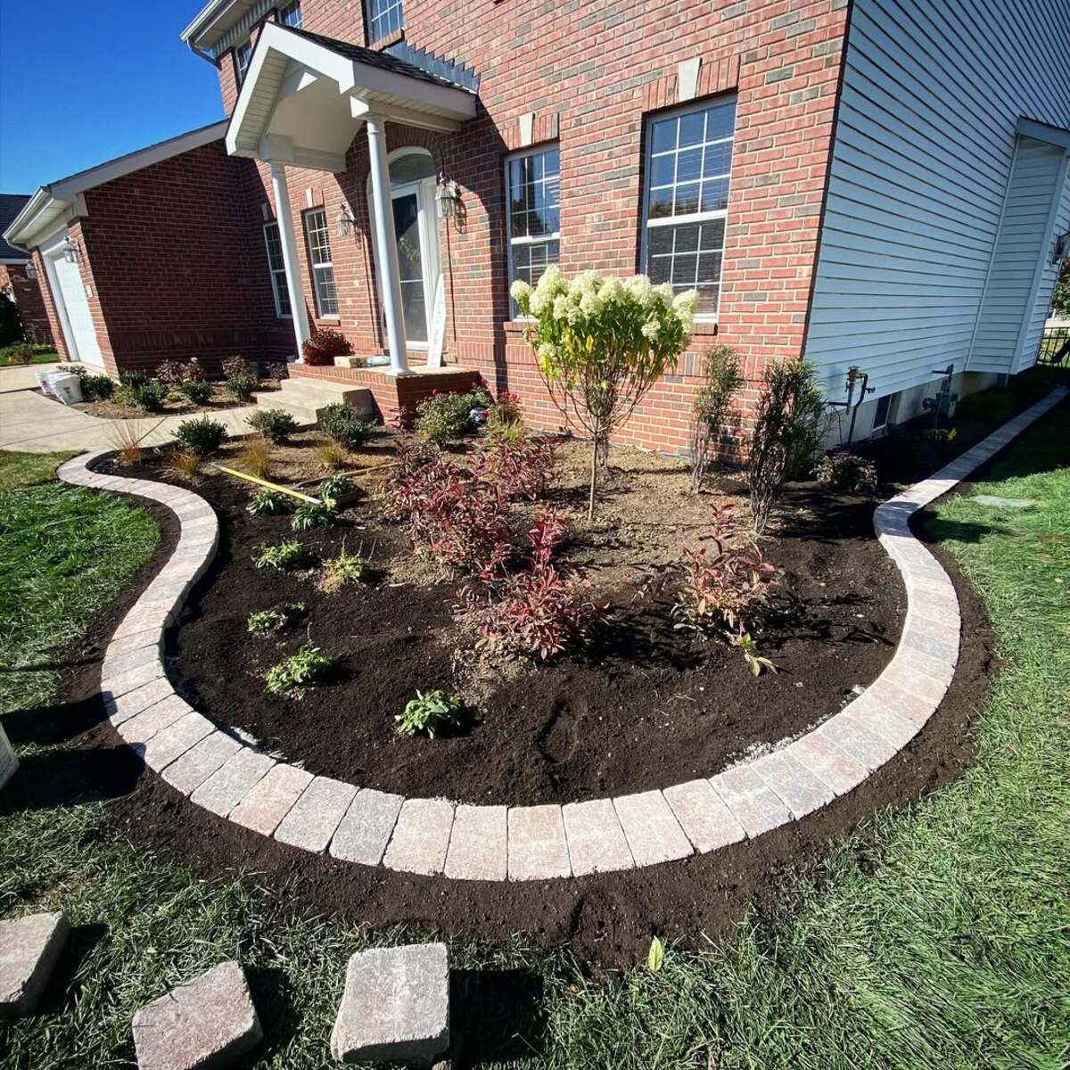 29 Brick Landscaping Ideas to Give Your Yard Timeless Charm 7 Curved Paver Front Garden Bed