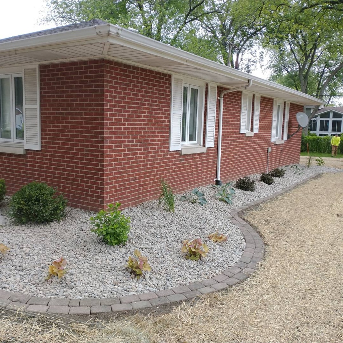 29 Brick Landscaping Ideas to Give Your Yard Timeless Charm 13 Gravel Bed with Stone Block Border