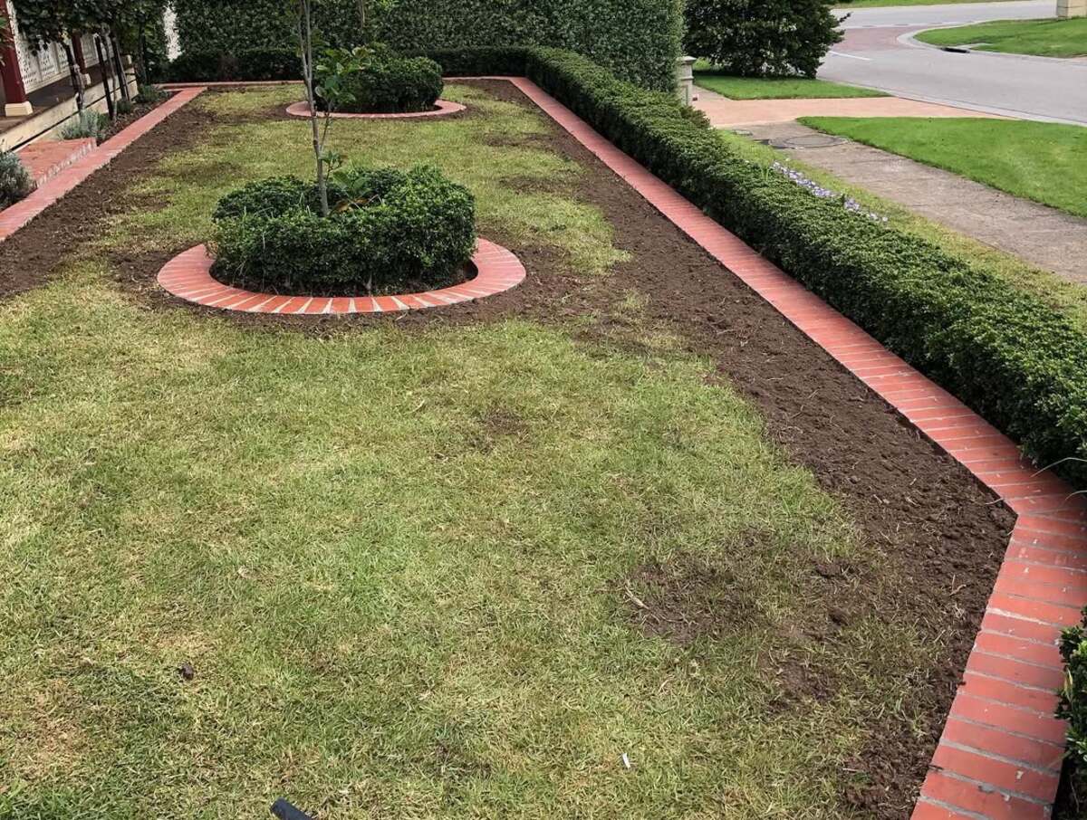 29 Brick Landscaping Ideas to Give Your Yard Timeless Charm 18 Terraced Lawn Brick Trim