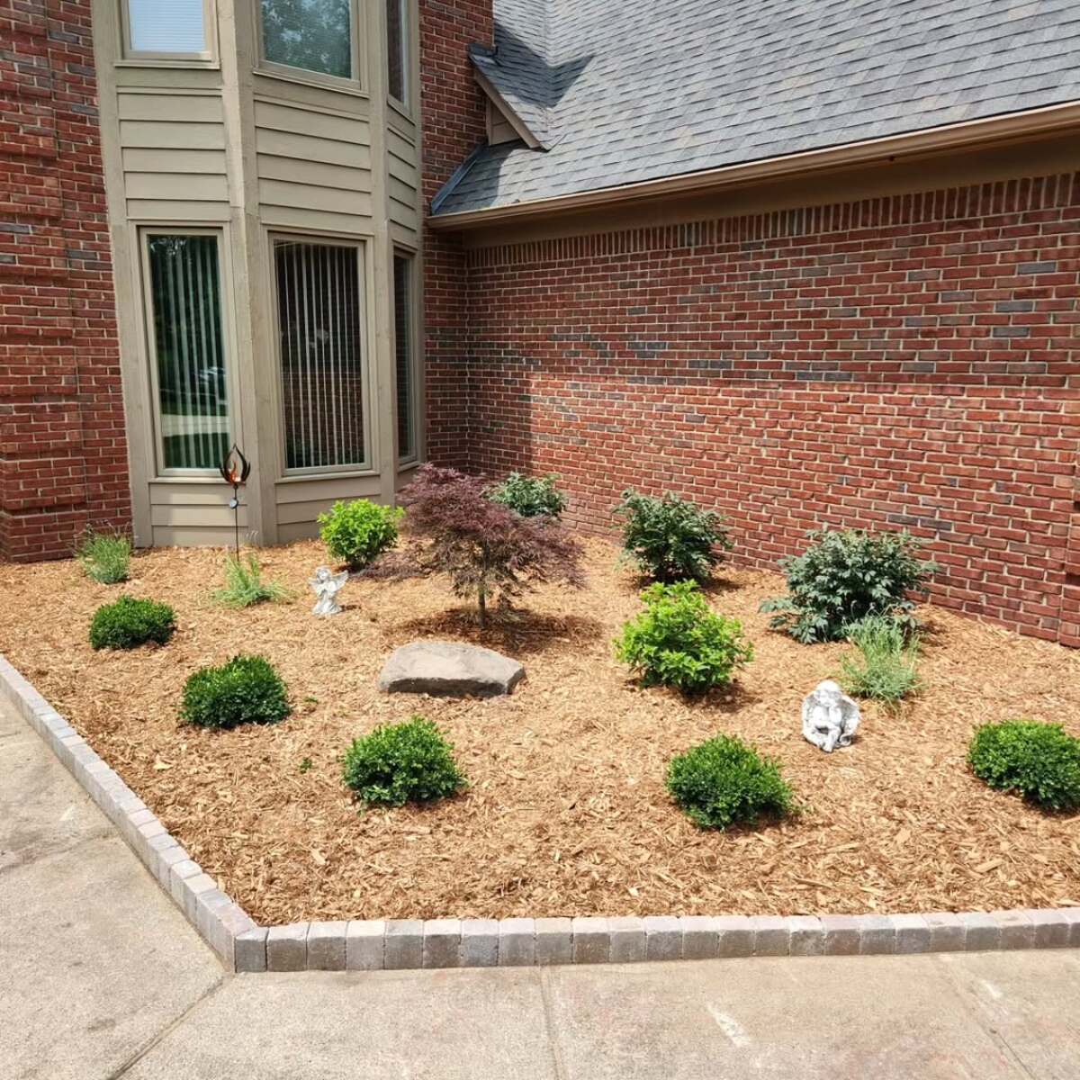 29 Brick Landscaping Ideas to Give Your Yard Timeless Charm 19 Angled Paver Border with Wood Mulch