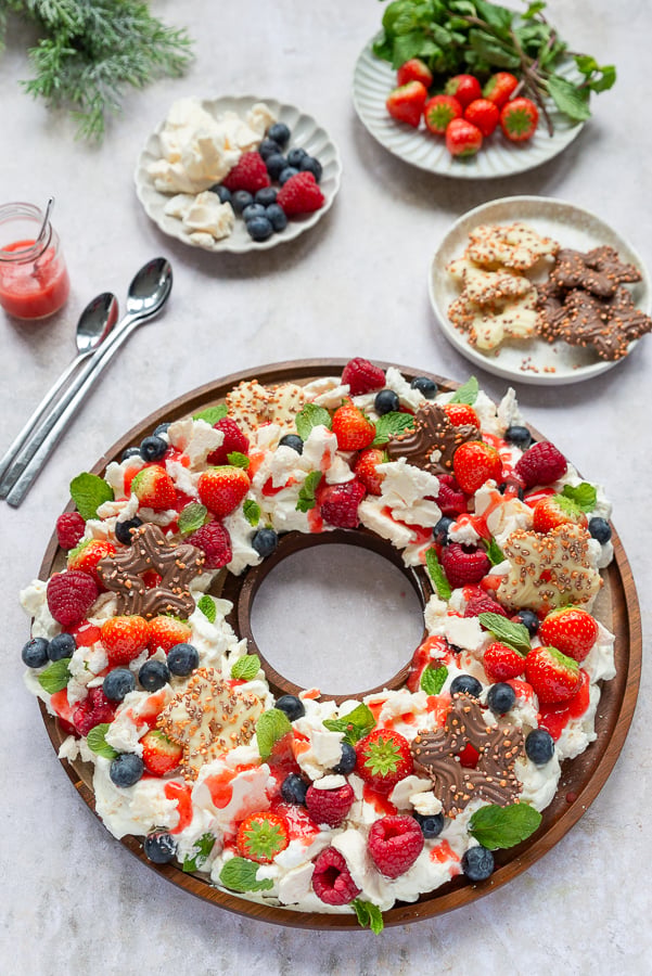 51+ Christmas Desserts Ideas for a Crowd 8 Festive Christmas Pavlova Wreath