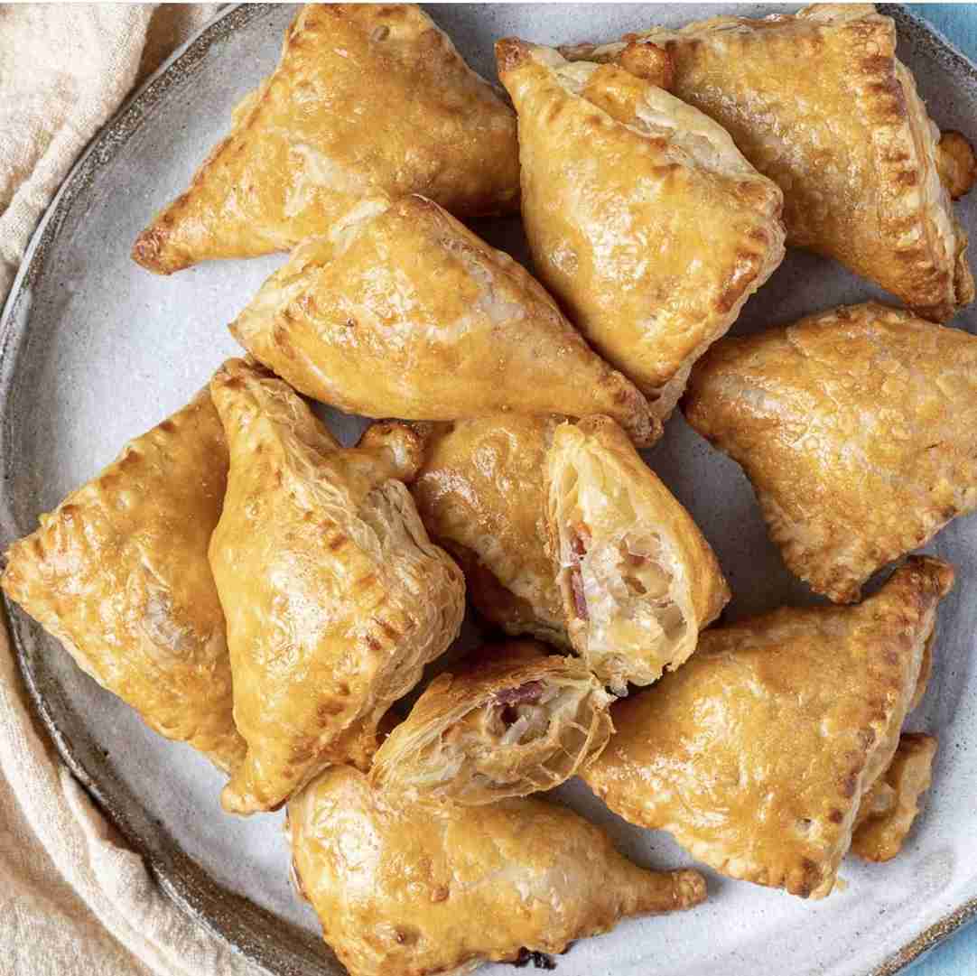 51+ Christmas Party Appetizers Everyone Will Want to Try 13 Golden Ham and Cheese Puff Pastry Triangles