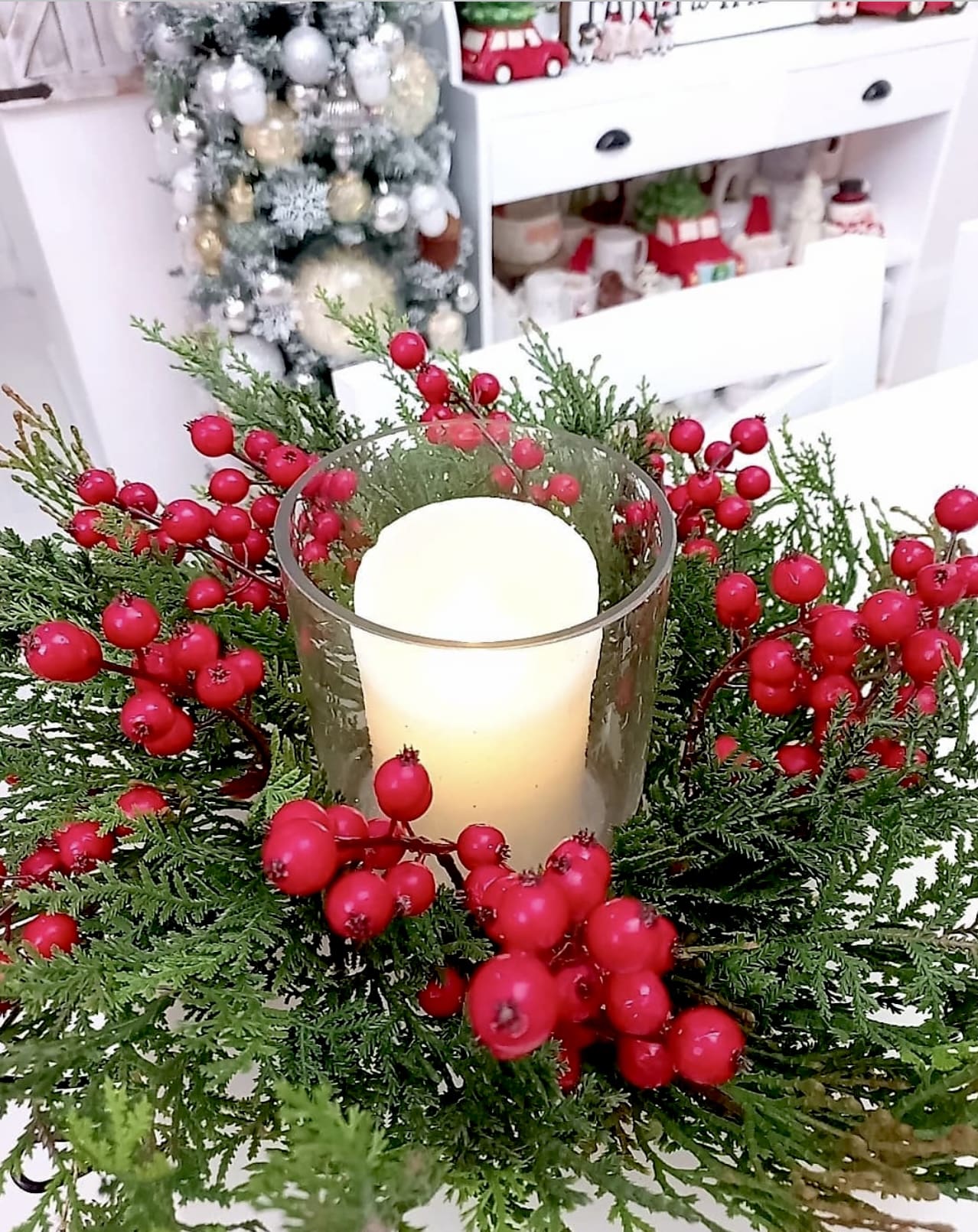 31+ Christmas Centerpieces to Make Your Holiday Table Beautiful 1