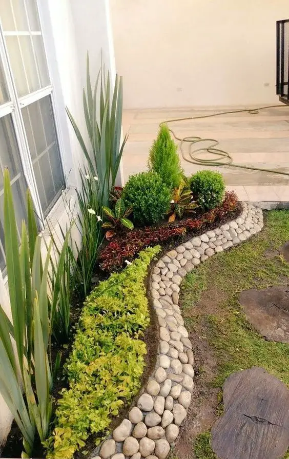 Curved Cobblestone Garden Border