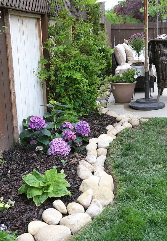 Large Cobble Lawn Edging