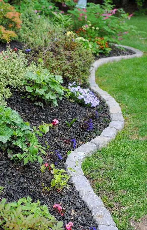 Scalloped Concrete Block Lawn Border