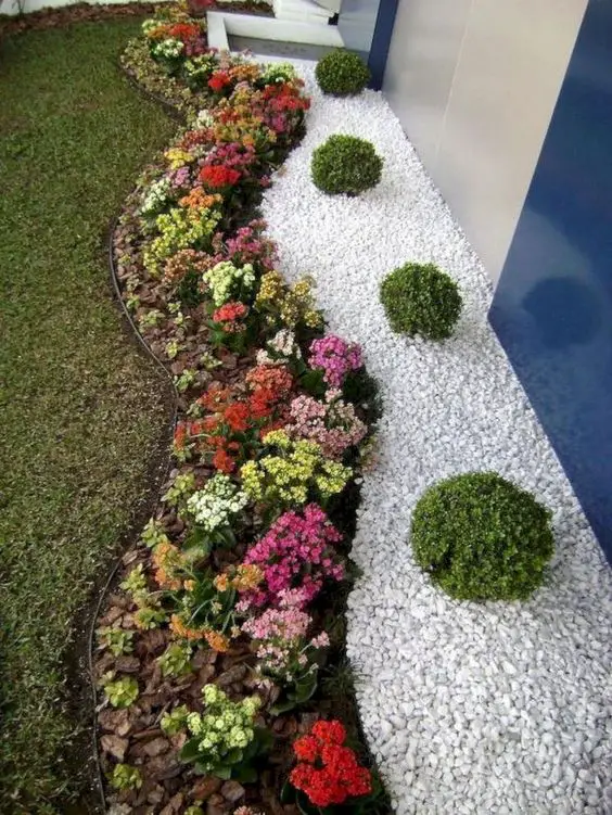 Contrast White Pebble and Bark Border